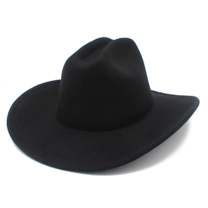 Vue détaillée de la couronne cattleman et du large bord incurvé de ce chapeau de cowboy noir