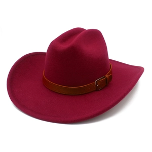 Dettaglio del cappello da cowboy in feltro di lana rosa con cinturino in pelle marrone