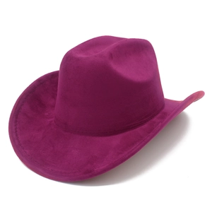 Dettaglio del cappello da cowboy in finta pelle scamosciata magenta con tesa cucita