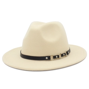 Dettaglio cappello fedora beige con cinturino in pelle nera e anelli in metallo dorato
