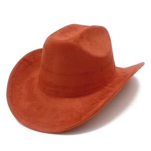 Primo piano dettagliato che mostra la trama scamosciata e le cuciture del cappello da cowboy