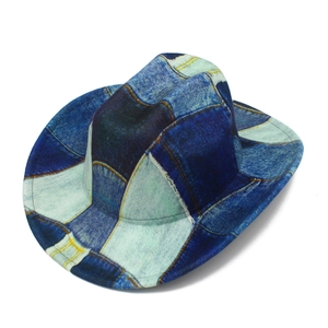 Dettaglio del cappello in denim patchwork con cuciture gialle a contrasto e trama vintage