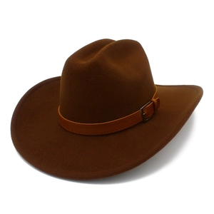 Dettaglio cappello cowboy in feltro di lana marrone con cinturino in pelle e fibbia