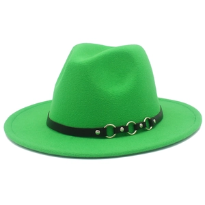 Dettaglio del cappello fedora verde con fascia in pelle nera e anelli in metallo argento