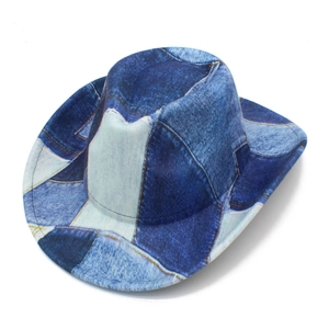 Dettaglio cappello cowboy in denim patchwork blu con stampe vintage e tesa larga curata