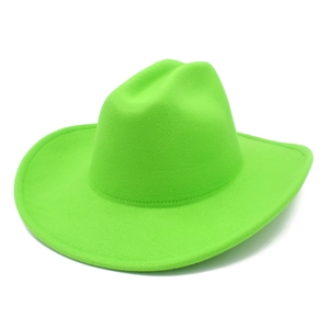 Détail macro du chapeau de cowboy vert fluo avec texture en feutre et coutures fines