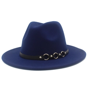 Dettaglio cappello fedora blu scuro con anelli metallici argentati su cinturino in pelle