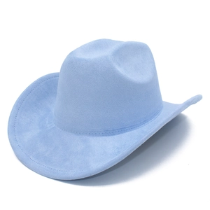 Dettaglio del cappello da cowboy in pelle scamosciata azzurra con finitura in feltro opaco
