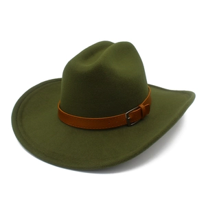 Dettaglio cappello cowboy in feltro verde oliva con fascia in pelle marrone e fibbia