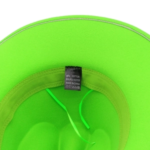 Détail de l'intérieur du chapeau vert avec bandeau et étiquette 65% coton 35% polyester