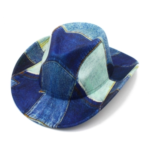 Vista dall'alto di un cappello da cowboy vintage patchwork in tessuto denim blu multicolore