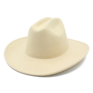 Gros plan détaillé sur la texture en feutre de laine et le large bord du chapeau de cowboy crème