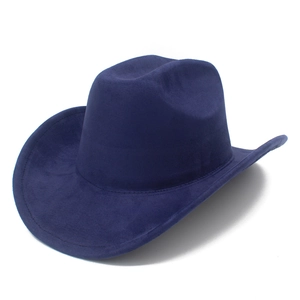 Vista a tre quarti di un cappello da cowboy blu scuro in finto camoscio con tesa curva classica