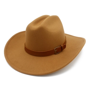 Dettaglio cappello cowboy in feltro color cuoio con fascia in ecopelle e fibbia