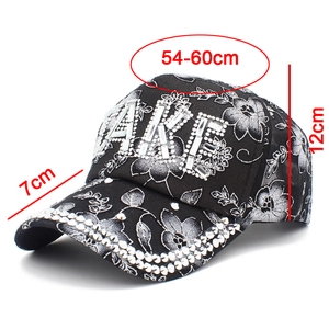 Dettaglio cappellino da baseball nero floreale con lettere di strass e misure visiera
