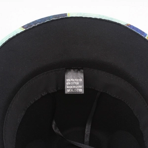 Vista dettagliata della fodera in cotone-poliestere e dell'etichetta del cappello nero
