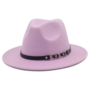 Cappello fedora rosa a tesa larga con fascia in pelle nera e borchie dorate moda