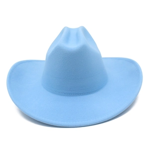 Gros plan du chapeau de cowboy bleu ciel montrant la texture fine en feutre et le bord large