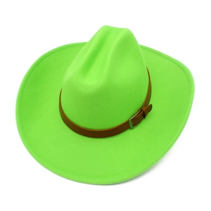 Dettaglio cappello cowboy in feltro verde neon con cinturino in pelle e fibbia argento