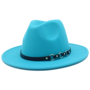 Dettaglio del cappello fedora azzurro con fascia in pelle nera e anelli di metallo