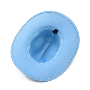 Détail intérieur d'un chapeau de cowboy bleu clair avec sangle réglable et étiquette