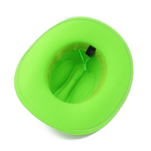 Dettaglio interno del cappello fedora verde neon con etichetta in misto cotone al 65%