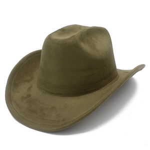 Dettaglio del cappello da cowboy in pelle scamosciata verde oliva con cuciture e trama opaca