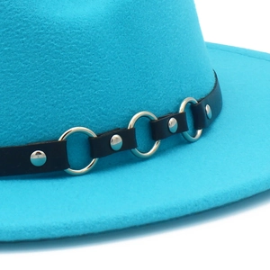 Dettaglio del cappello in feltro color verde acqua con cinturino in pelle e anelli d'argento