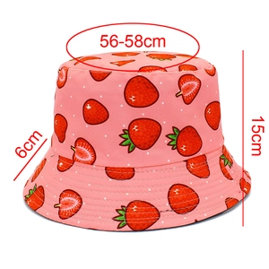 Bob rose à motif fraises avec dimensions de 56-58 cm de tour de tête et bord de 6 cm