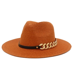Chapeau fedora en paille orange avec ruban noir et chaîne dorée décorative
