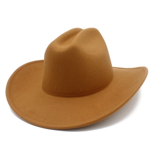 Gros plan détaillé des coutures décoratives sur la couronne d'un chapeau de cowboy en feutre