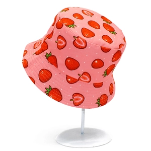 Chapeau bob rose réversible avec motif de fraises sur support pour protection solaire