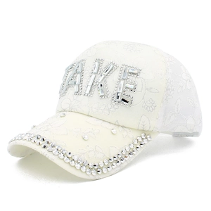Berretto da baseball in pizzo bianco da donna con scritta TAKE e decoro in strass