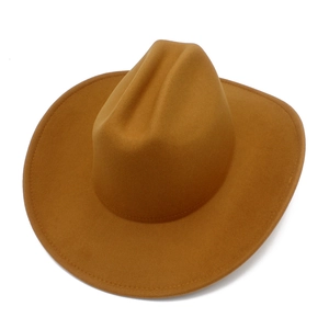 Gros plan d'un chapeau de cowboy classique en feutre de laine camel à bord large