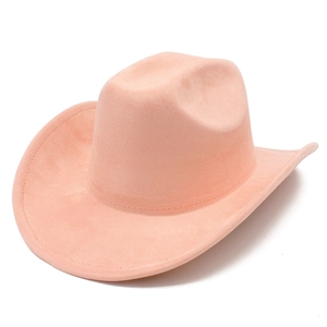 Dettaglio di un cappello da cowboy rosa in pelle scamosciata con tesa rinforzata