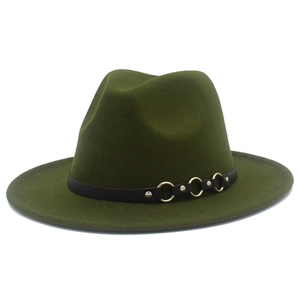 Dettaglio cappello fedora in lana verde oliva con cintura nera e anelli dorati