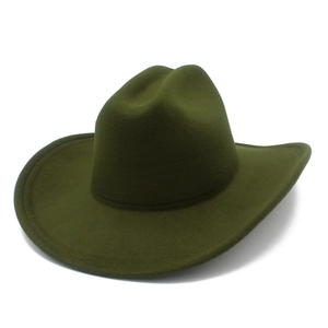 Détail du chapeau de cowboy en feutre de laine vert olive avec large bord courbé