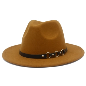 Dettaglio di cappello fedora in feltro caramello con cinturino in pelle e borchie