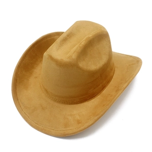 Dettaglio della trama in pelle scamosciata marrone e cuciture di un classico cappello western