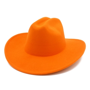Vue détaillée d'un chapeau de cowboy orange en feutre avec large bord et surpiqûres