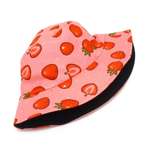 Chapeau bob rose à motif fraise avec doublure noire réversible pour le soleil