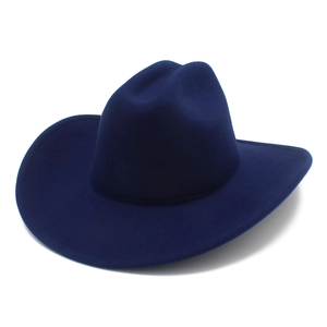 Vue détaillée d'un chapeau de cowboy en feutre bleu marine avec calotte haute et bord