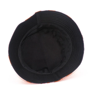 Détail du chapeau bob réversible avec motif fraise et doublure intérieure noire robuste