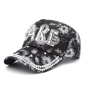 Berretto da baseball nero con strass, motivo floreale e scritte FAKE in cristallo