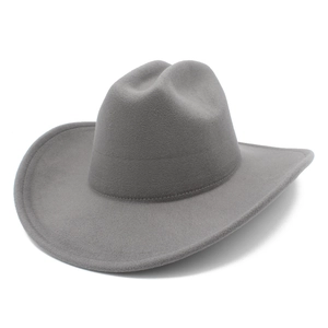 Gros plan détaillé d'un chapeau de cowboy en feutre gris avec coutures de bord renforcées
