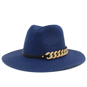 Détails du chapeau de paille bleu marine avec chaîne dorée et ruban noir décoratif