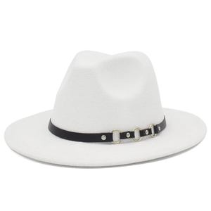 Dettaglio cappello fedora bianco in feltro con cinturino in pelle e anelli metallici