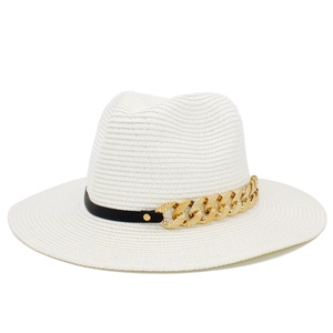 Détail du chapeau de paille blanc avec ruban noir et chaîne dorée sertie de strass