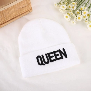 Λευκός πλεκτός σκούφος με μαύρο κέντημα QUEEN για γυναίκες σε ζεστό χειμωνιάτικο στυλ