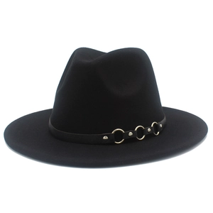 Dettaglio cappello fedora nero a tesa larga con fibbie metalliche dorate decorative